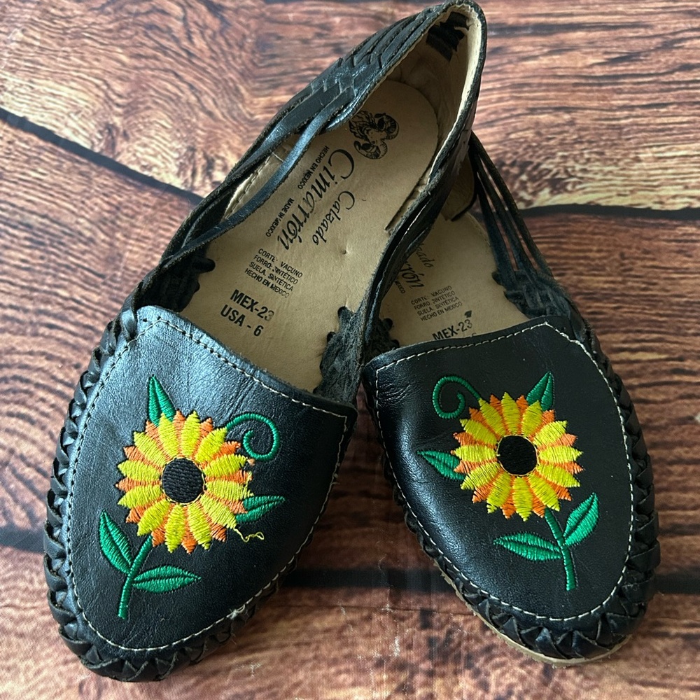 Chic Black Moccasins with Sunflower Embroidery‎